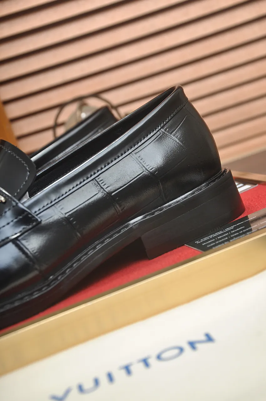 Men's men's shoes 💰460💶 [LV] (original single cowhide lining) 🍀LV's latest genuine leather business suit shoes are launched simultaneously on the official website. The first-layer cowhide imported from Italy is made of heavy gold, 💥1:1 rubber outsole from the official website. Versatile to wear, high-end without losing class, and the color combination is extraordinary. This four-season style is alluring when worn on your feet, showing off your big-name flair. Standard code 38-45 (45 customized)